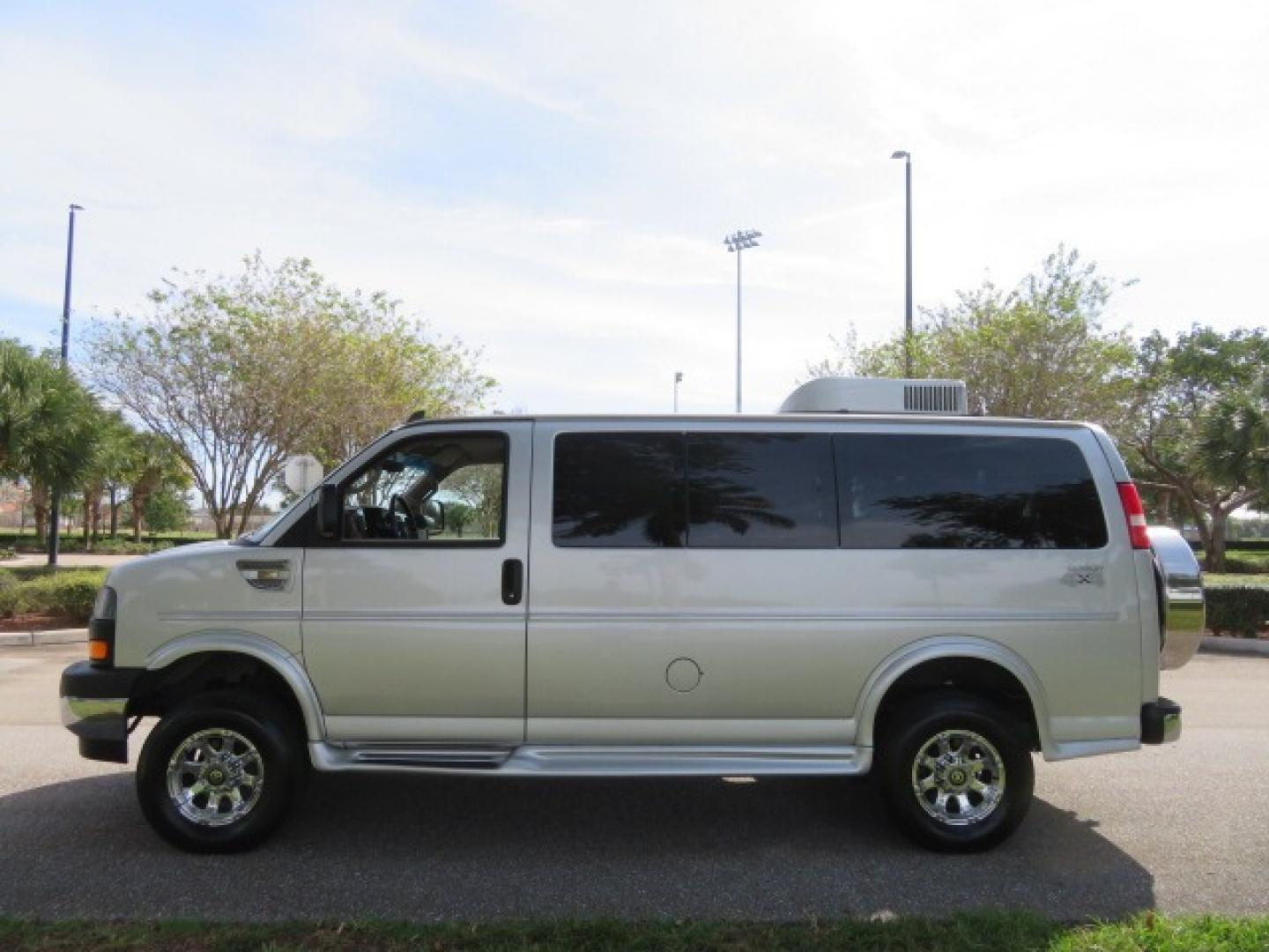 2017 Silver /Tan GMC Savana (1GTW7AFG6H1) , 4x4 transmission, located at 4301 Oak Circle #19, Boca Raton, FL, 33431, (954) 561-2499, 26.388861, -80.084038 - Photo#10